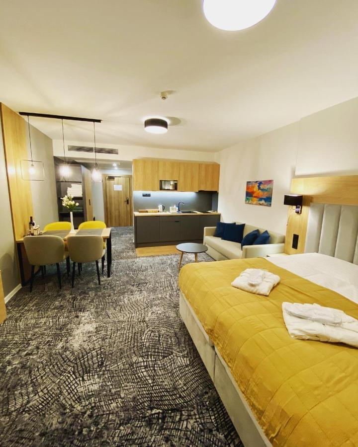 Luxapartmanbesenova Hotel Akvamarin Экстерьер фото